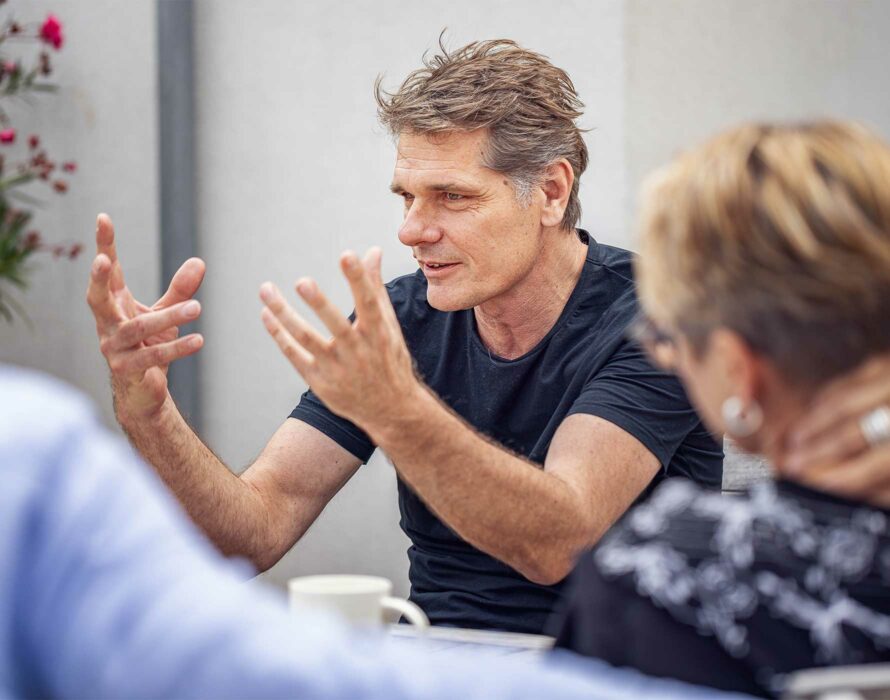 Mann hebt die Hände