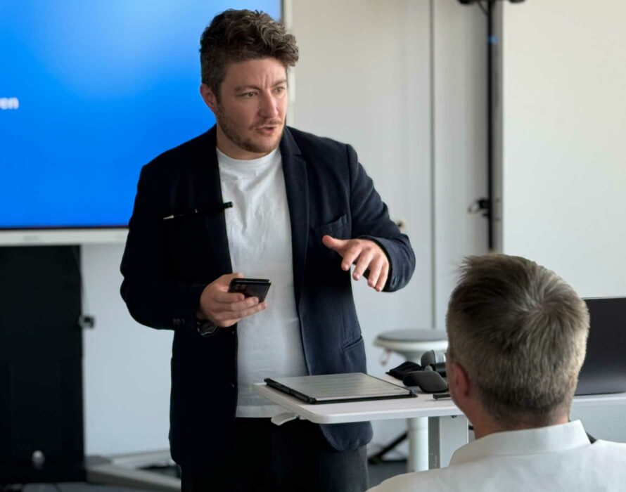 Mann spricht vor Menschen