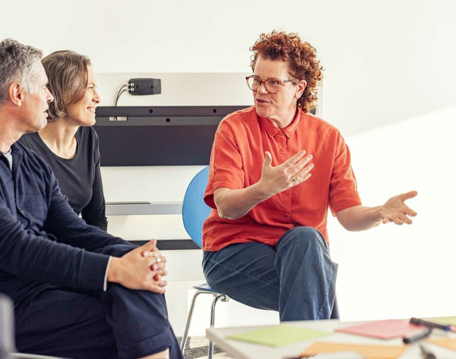 Frau spricht in der Gruppe