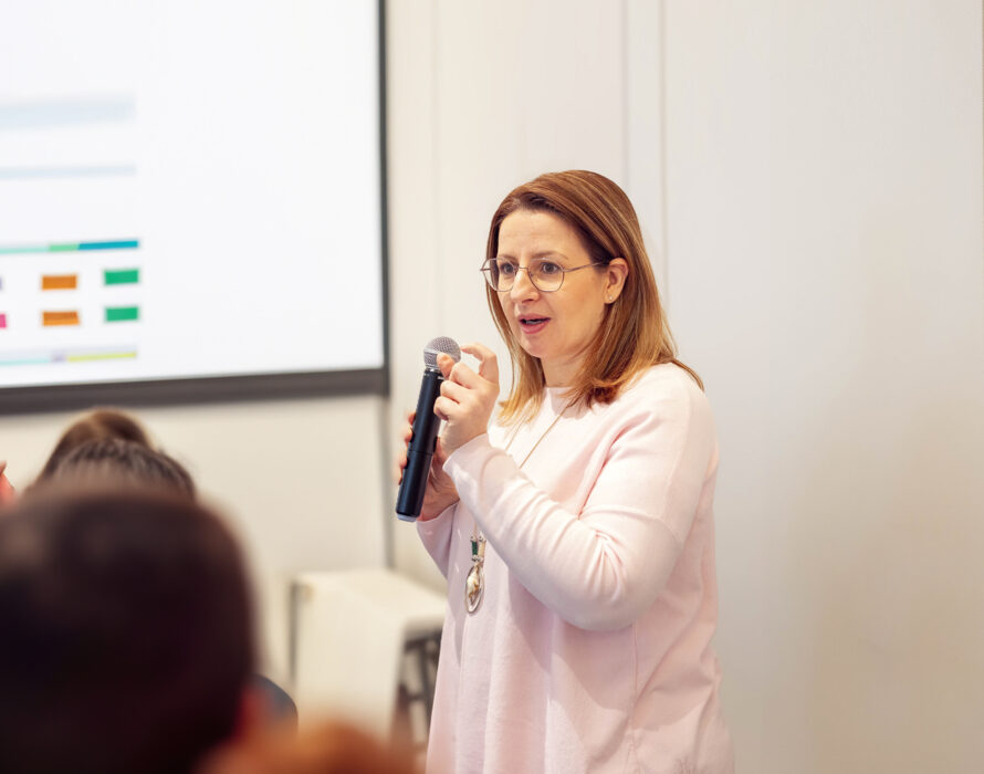 Frau spricht in ein Mikrofon