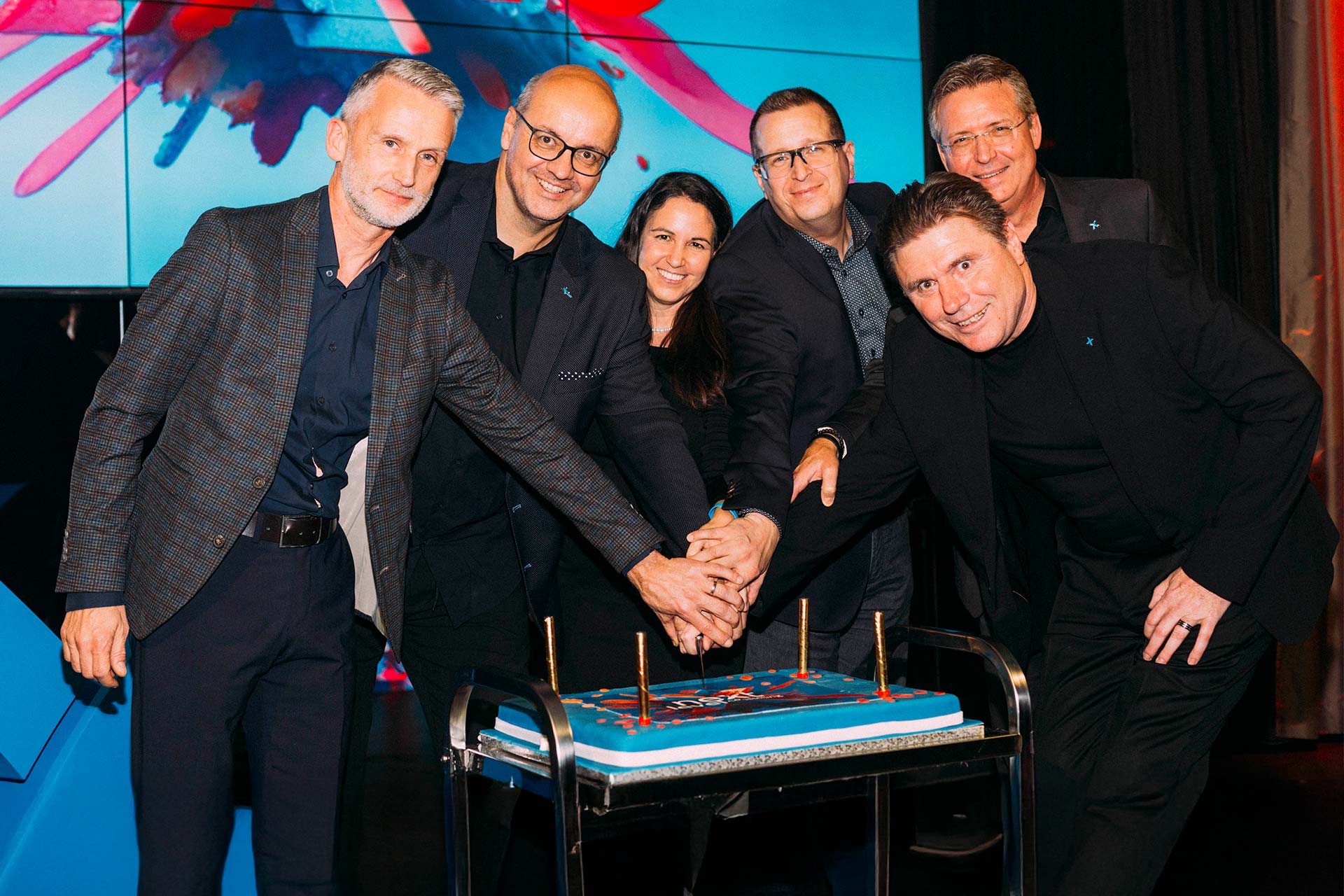 Partner:innen schneiden Geburtstagstorte an