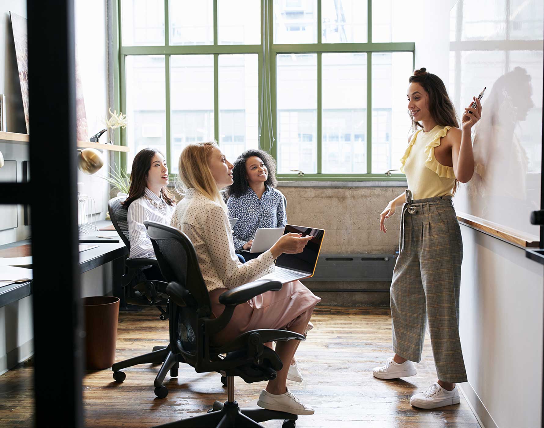 Frauen besprechen ein Thema