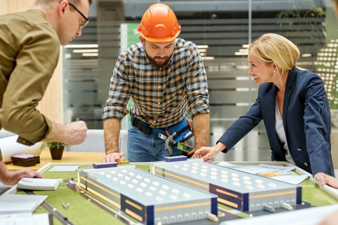 Menschen besprechen ein Modell