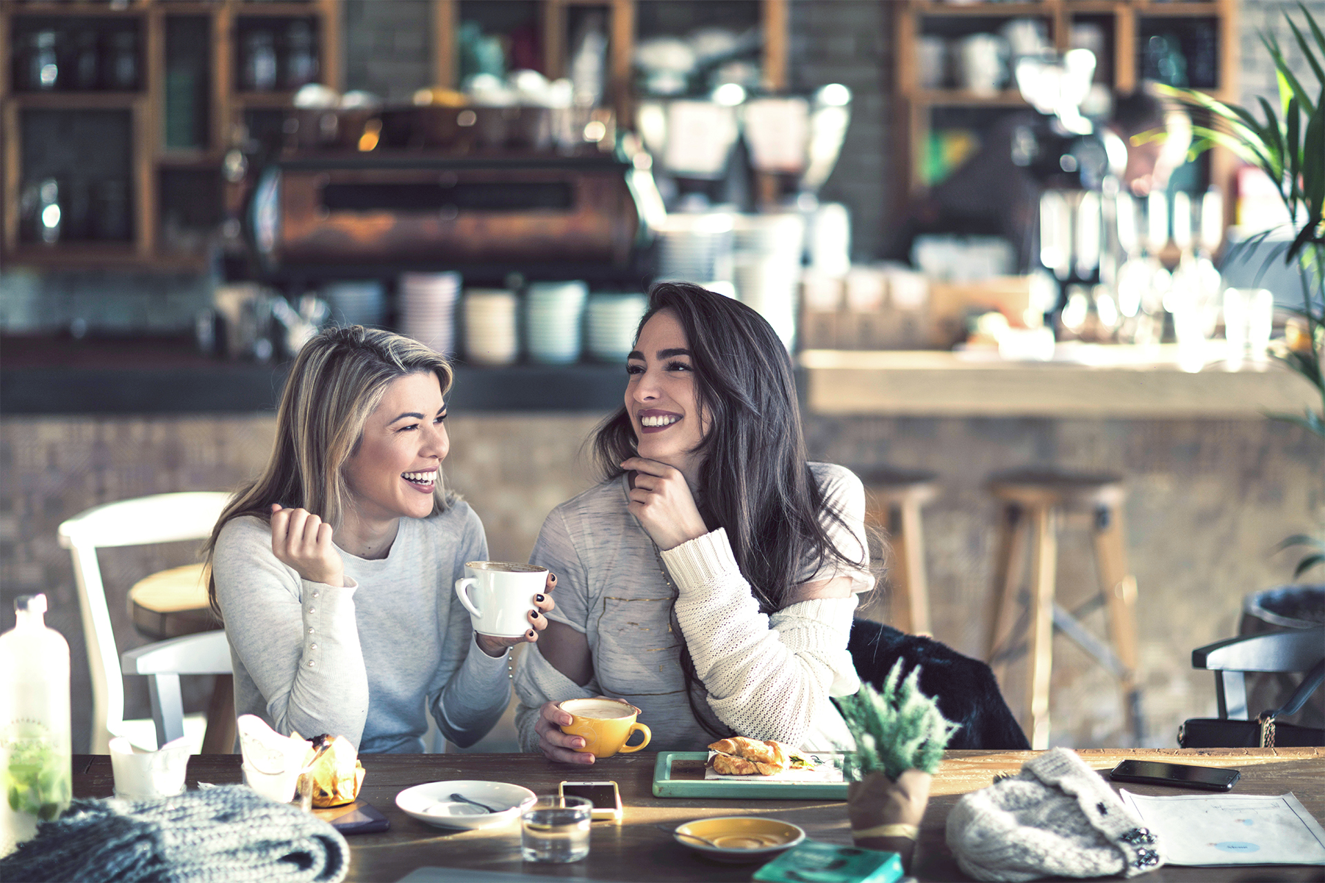 Frauen trinken Kaffee und lachen